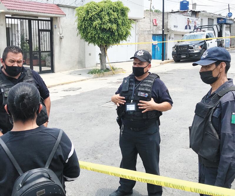 Policías y peritos recomiendan a las personas que acuden a la casa del feminicida serial de Lomas de San Miguel, en búsqueda de un familiar, acudir a las oficinas de la fiscalía mexiquense para exponer su caso. Foto:REBECA JIMÉNEZ. EL UNIVERSAL
