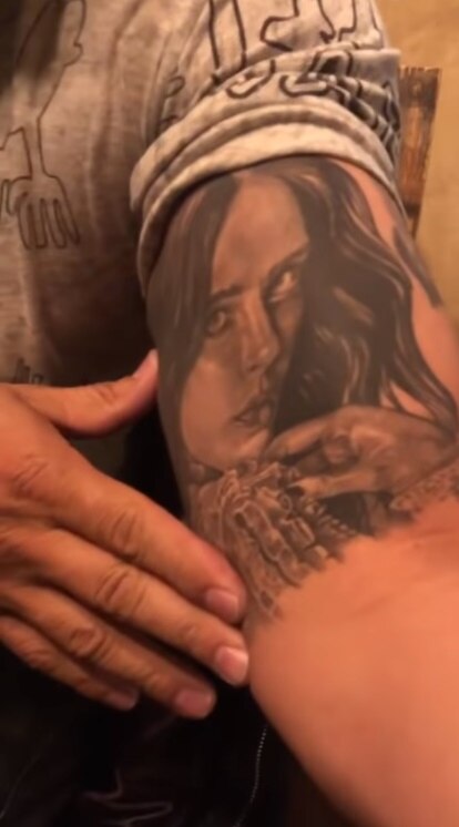  ¡Bye, bye, Belinda! Lupillo se borra el tatuaje de la cantante
