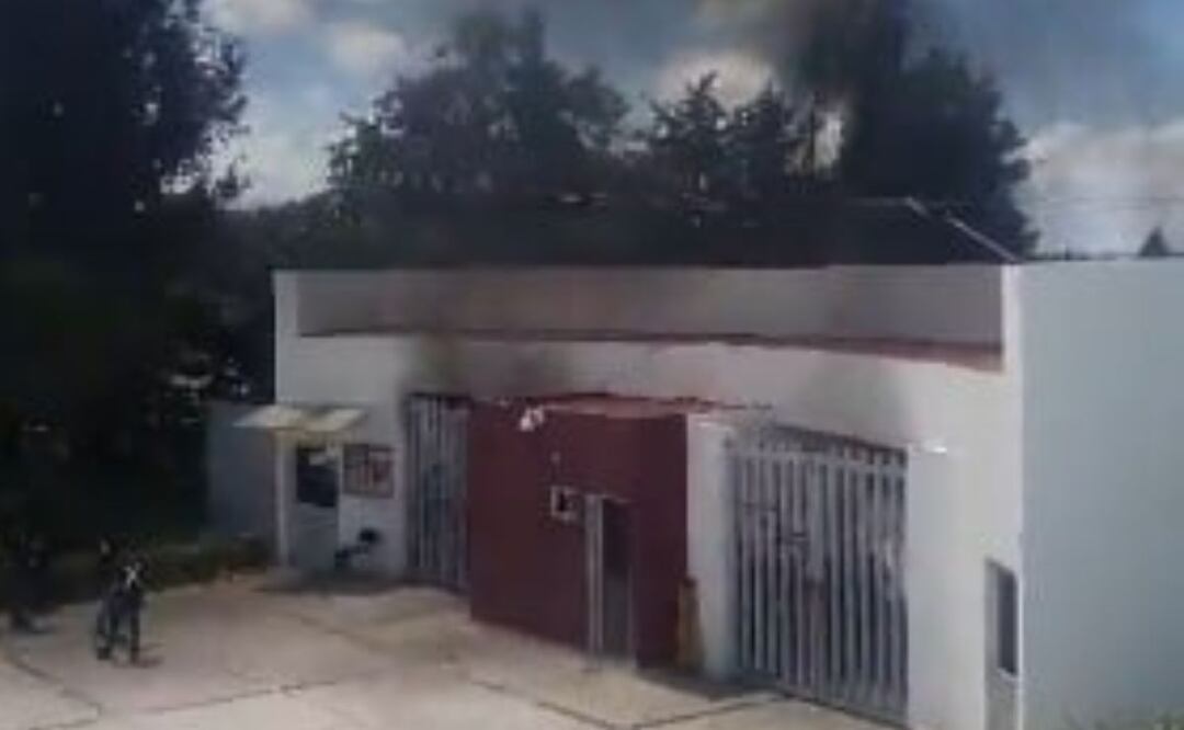 Normalistas de Teteles se manifestaron en las instalaciones de la SEP Puebla | Foto: Redes Sociales