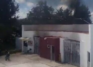 Manifestantes de la Normal de Teteles incendiaron la entrada de la SEP Puebla