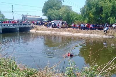 Confirman la muerte de 4 hombres al caer su auto en el canal de Valsequillo