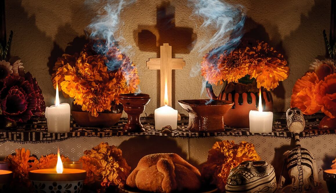 De acuerdo con la tradición, la ofrenda se quita una vez que los muertos han regresado al inframundo / Foto: Archivo El Universal