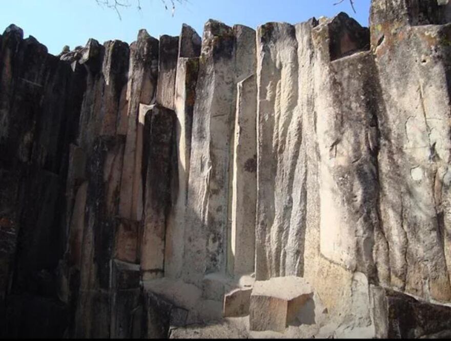 Estos prismas basálticos se formaron en la era del mesozoico | Foto Comisariado Zapotitlán Salinas