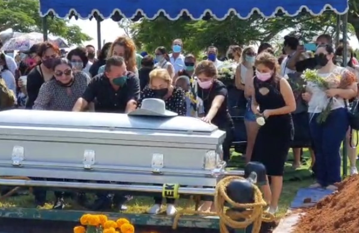 "¡Vuela alto!" Sepultan a Octavio Ocaña