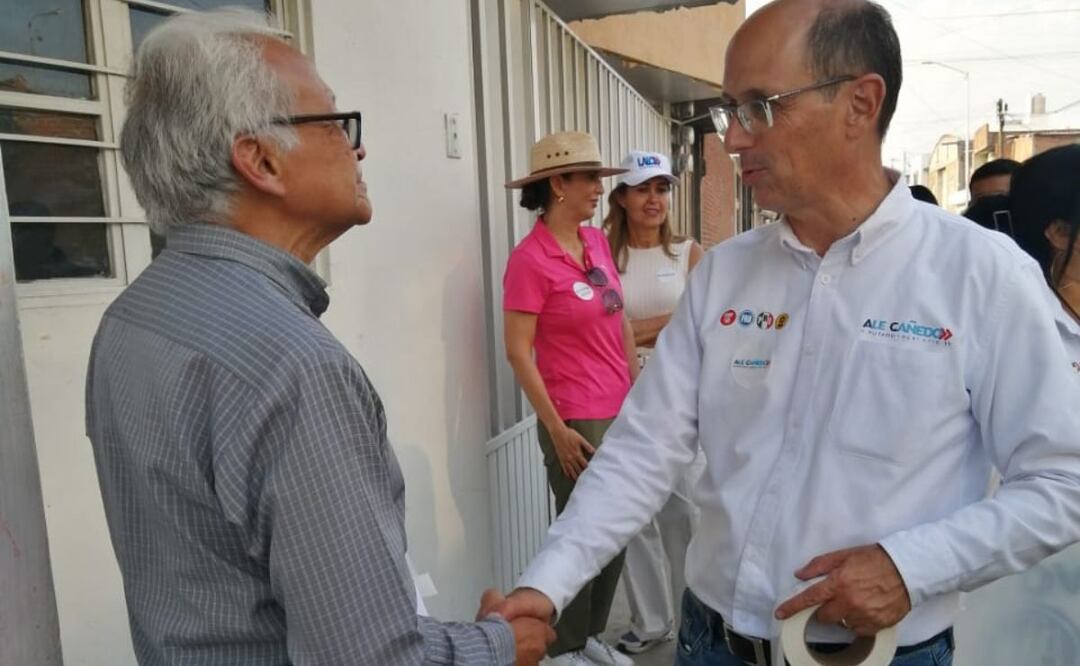 Ale Cañedo estuvo con vecinos de la colonia Los Pinos | Foto: Especial