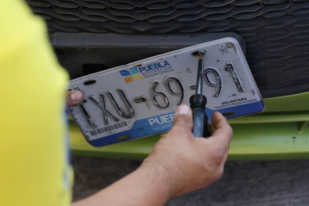 Las placas azules ya no serán vigentes y será obligatorio cambiarlas por las guindas | Foto: Agencia Es Imagen para El Universal Puebla