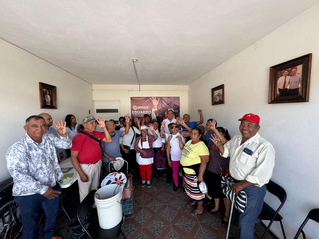 Eduardo Castillo atiende en su oficina de Izúcar de Matamoros | Foto: Especial