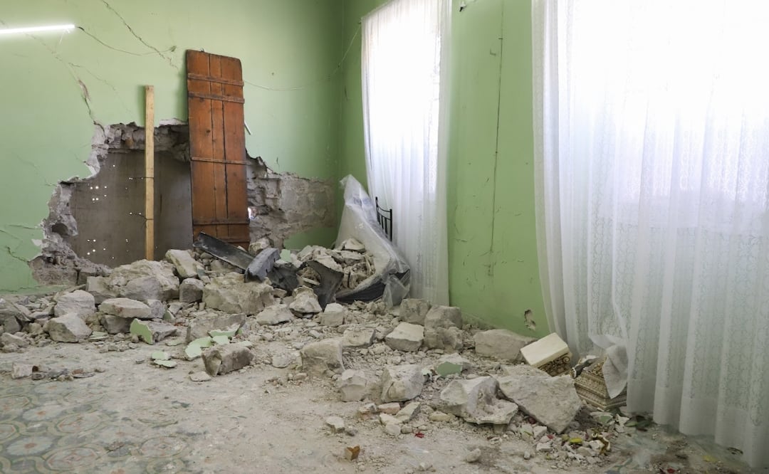 Un accidente de tránsito en el centro de Puebla dejó como saldo dos heridos y una vivienda afectada | FOTO: Agencia Es Imagen para El Universal Puebla