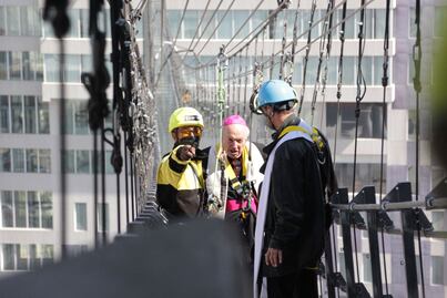 Hasta Onésimo Cepeda se trepó al puente de cristal Sky Bridge Popocatépetl
