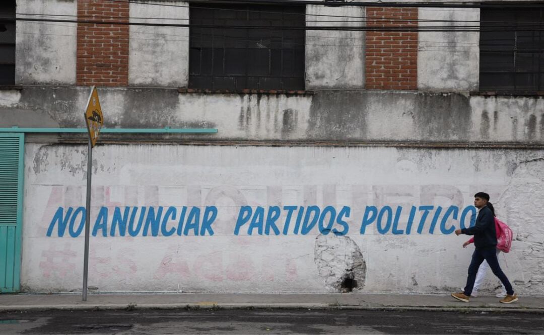 Las personas que sean sorprendidas pintando bardas del estado serán acreedoras a sanciones penales | Foto: Agencia Es Imagen para El Universal Puebla