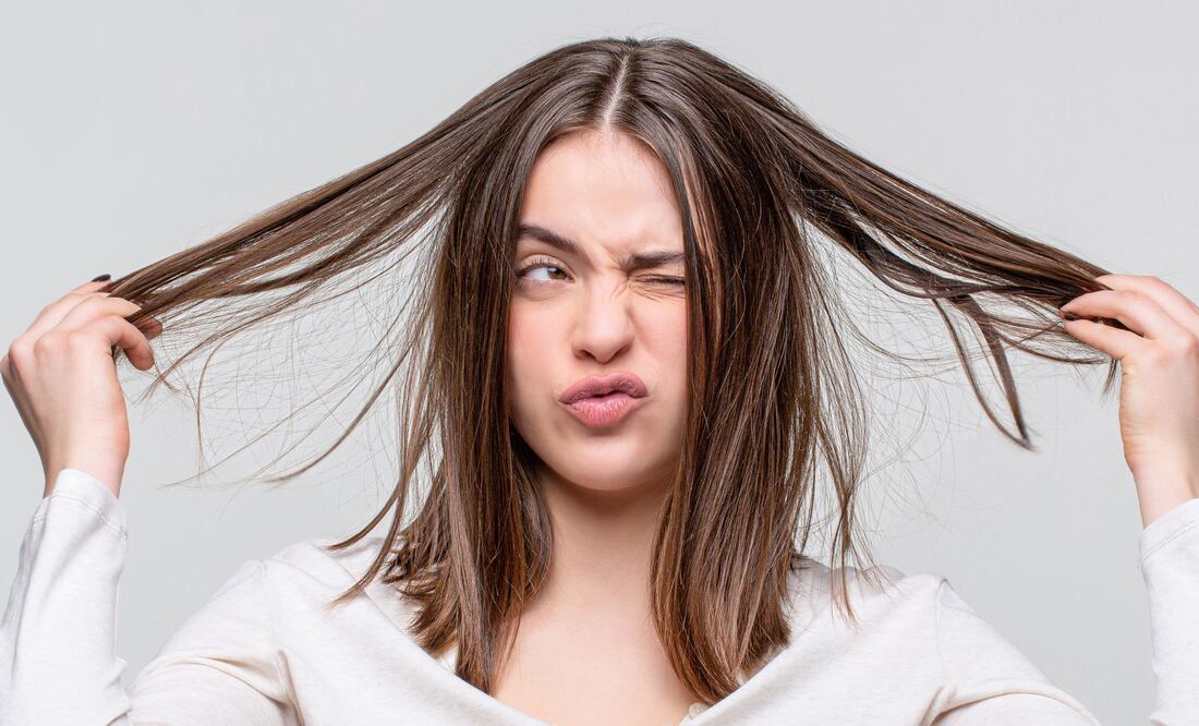 Las planchas y otros productos térmicos utilizados sobre el cabello resecan el cabello, por lo que son una de las principales causas del frizz durante la temporada de lluvias.
Foto: Producción El Universal