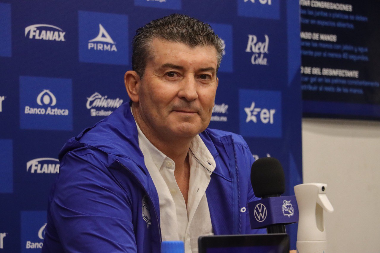 Chepo de la Torre ya busca refuerzos para el Club Puebla | Foto: EsImagen