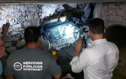 Encuentran Vocho atorado en el drenaje de Monterrey
