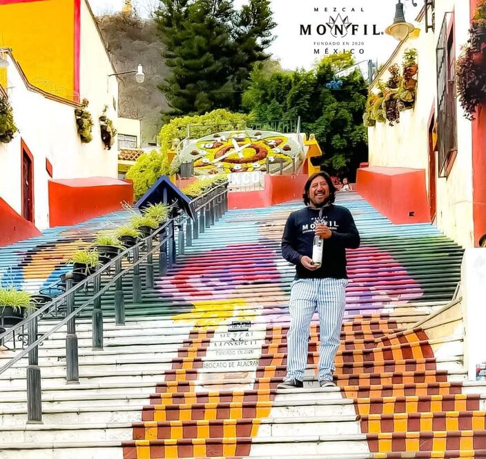 Una marca de mezcal fue pintada en un mural de Atlixco y causó polémica | Foto: Mezcal Monfil