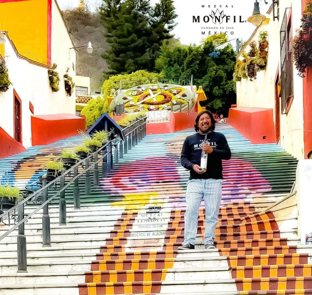 Artista pinta publicidad de mezcal en icónico mural de Atlixco y desata la polémica