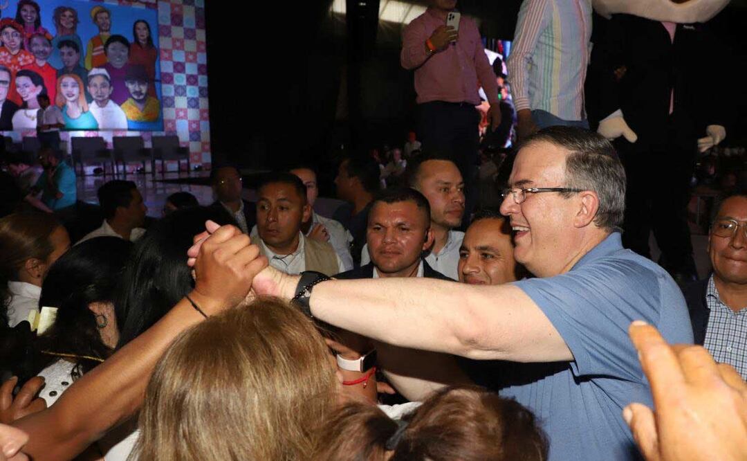 Marcelo Ebrard estuvo con simpatizantes durante su visita a Puebla el sábado 15 de abril | foto: Agencia Es Imagen para El Universal Puebla