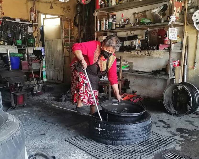 Doña Laura Cortés atiende en el taller El Pulgarcito en Tlaxcalancingo | Foto: Redes Sociales