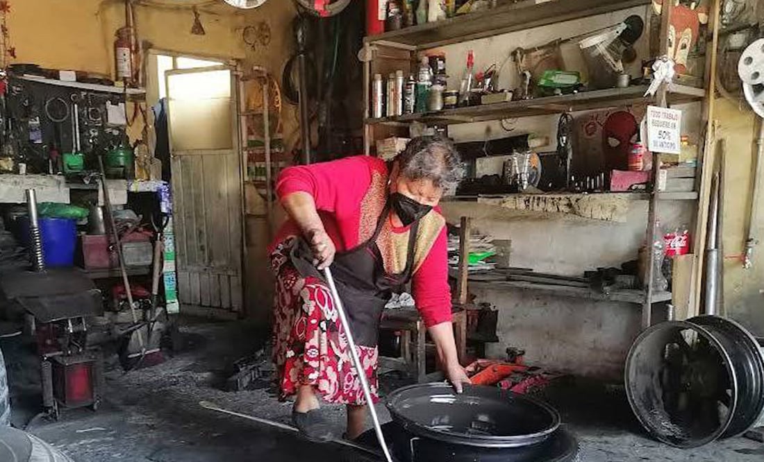 Doña Laura Cortés atiende en el taller El Pulgarcito en Tlaxcalancingo | Foto: Redes Sociales