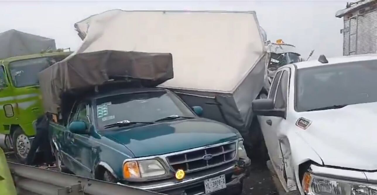Al menos 10 vehículos se vieron involucrados en un accidente en la Ciudad Mendoza-Acatzingo | Captura Redes Sociales