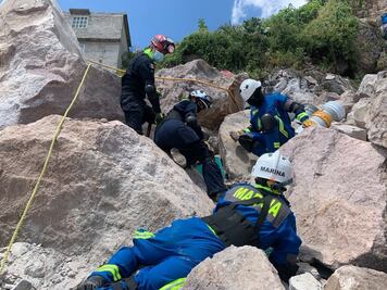 Marinos realizan trabajos para dictaminar riesgos en zona de derrumbe en cerro del Chiquihuite