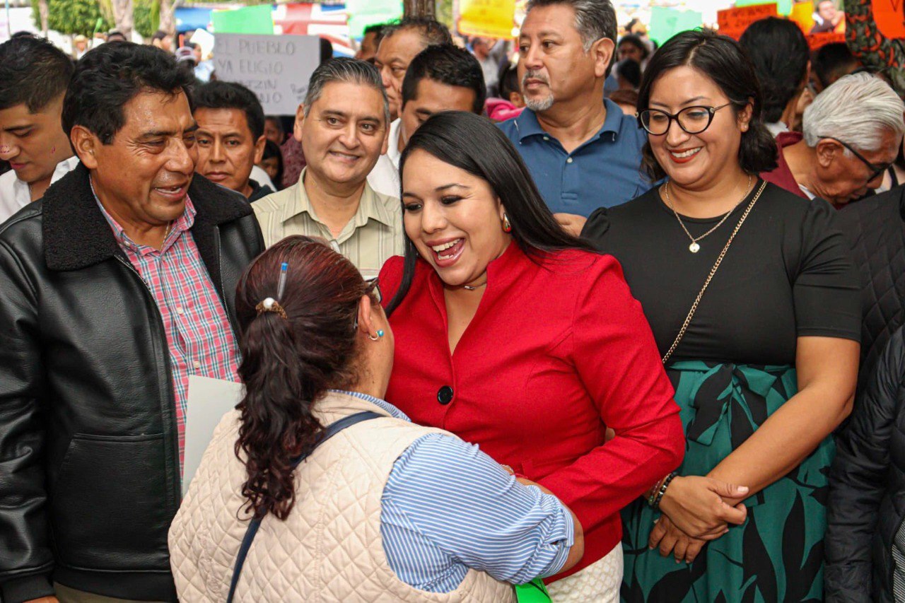 Tonantzin Fernández se reunió con pobladores de Santiago Momoxpan | Foto:  Especial