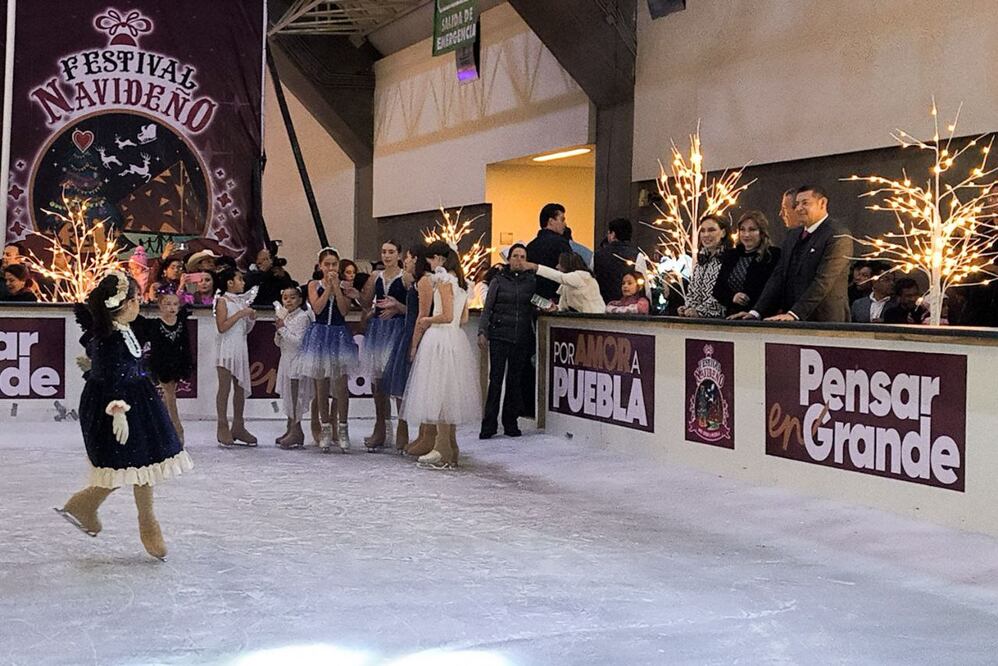 La pista de hielo es uno de los atractivos del Festival Navideño | Foto: EsImagen