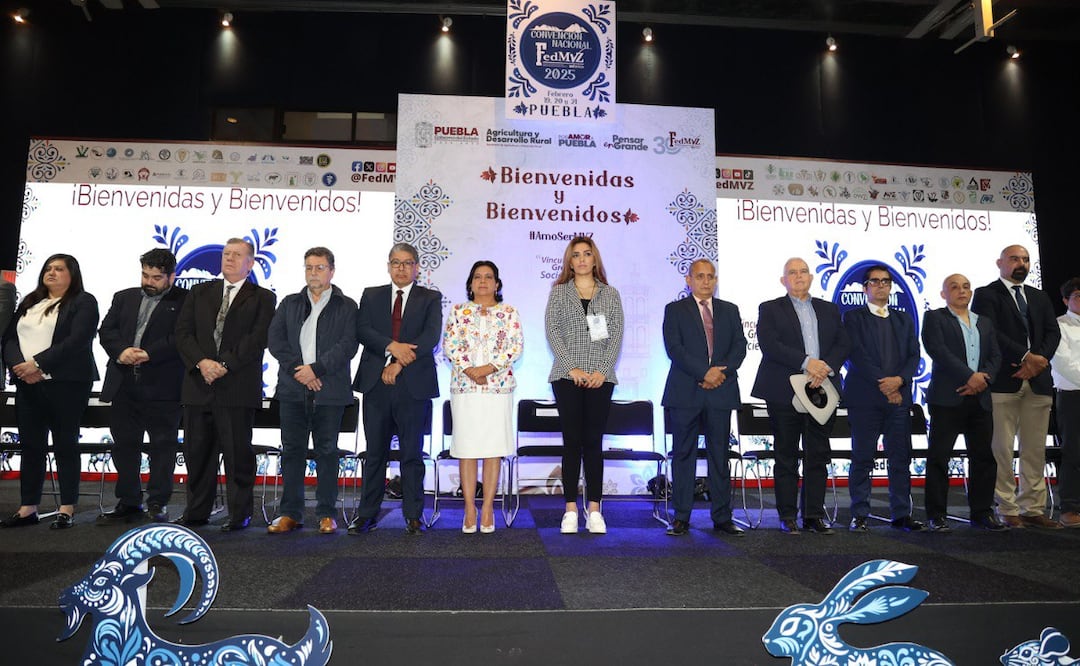 Médicos veterinarios zootecnistas rindieron un minuto de silencio en el Centro de Convenciones de la ciudad de Puebla | Foto: EsImagen