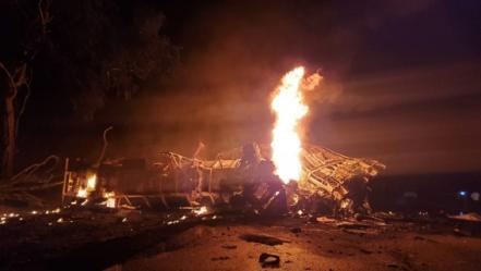Suman 18 calcinados tras choque de autobús contra pipa de combustible en carretera Cd. Victoria-Monterrey 