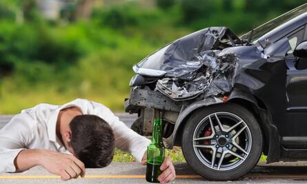 VIDEO | Borracho provoca choque y se baja a orinar en plena avenida de Puebla