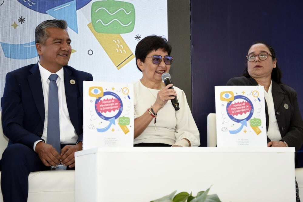 La rectora Lilia Cedillo participó en la presentación del libro en Acajete | Foto: Buap