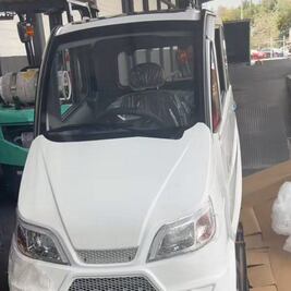 Poblano compra auto eléctrico por paquetería y se vuelve viral