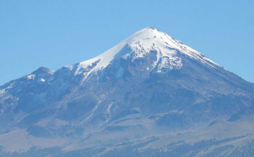 Recientemente el Congreso de Puebla pidió que el Pico de Orizaba se llame simplemente Citlaltépetl | Foto: agencia Es Imagen para El Universal Puebla