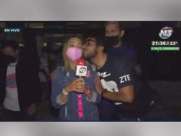 Aficionado de Pumas acosa a reportera durante transmisión en vivo