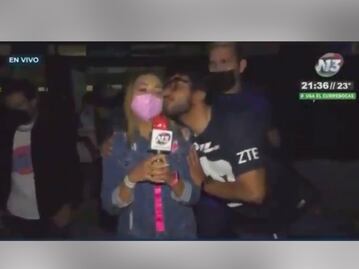 Aficionado de Pumas acosa a reportera durante transmisión en vivo