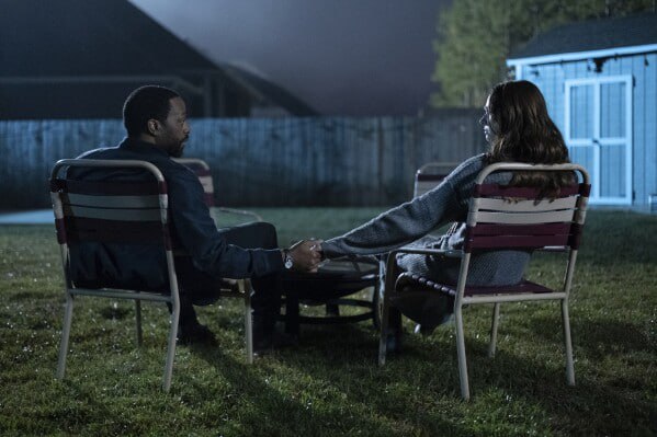 Chiwetel Ejiofor y Karen Gillan protagonizan su propia historia de amor dentro del filme, la cual se ramifica en una gran variedad de significados e implicaciones | Foto: Neon Films