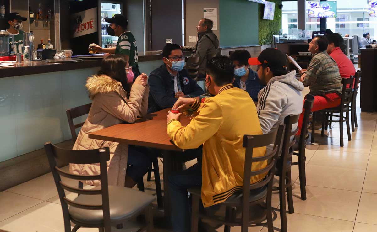 Restauranteros en Puebla mantendrán uso de cubrebocas