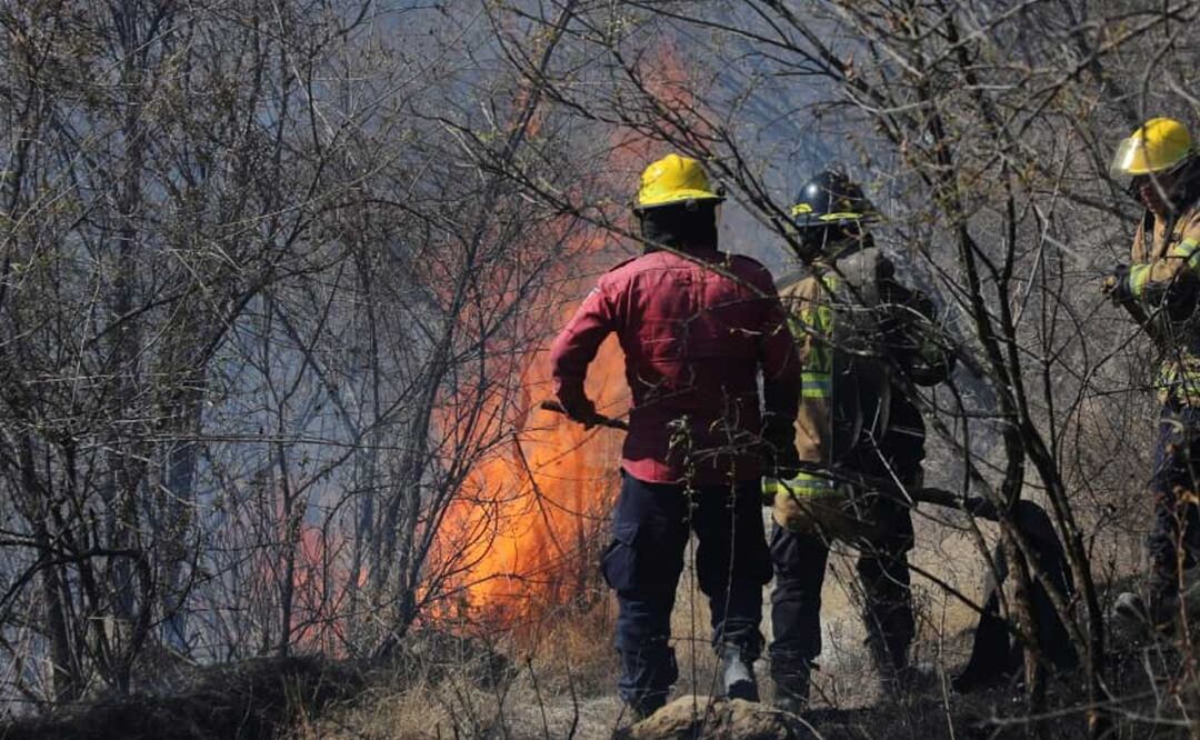 La quema controlada en “Los Lavaderos” forma parte de los trabajos de mantenimiento en ductos de Pemex | Foto: Agencia Es Imagen para El Universal Puebla