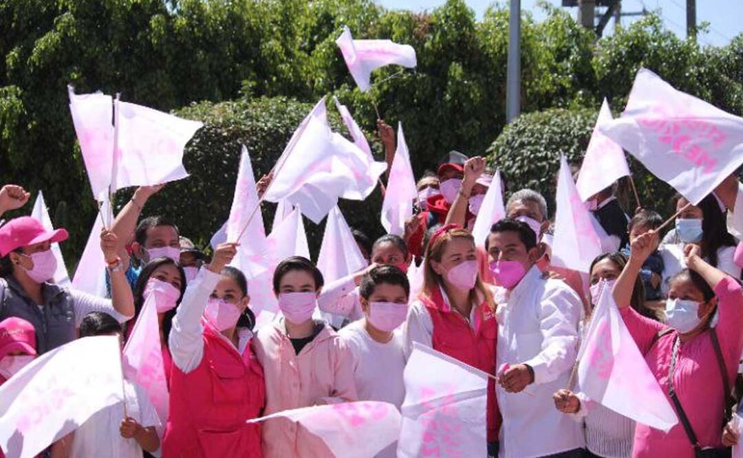 Militantes y simpatizantes de Fuerza por México luchan para mantener su registro en Puebla | Foto: Agencia Es Imagen para El Universal Puebla