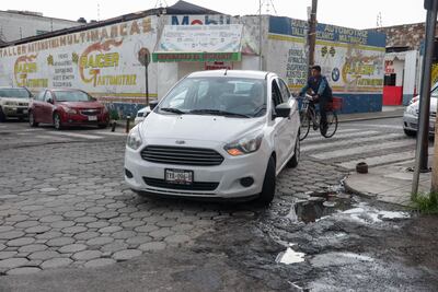 Qué hacer si tu auto cae en un bache en las calles de Puebla