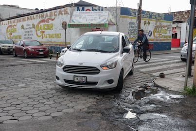 Qué hacer si tu auto cae en un bache en las calles de Puebla