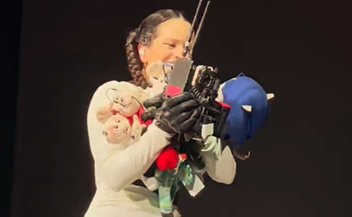 Rosalía recibe lluvia de peluches del Dr. Simi en Monterrey