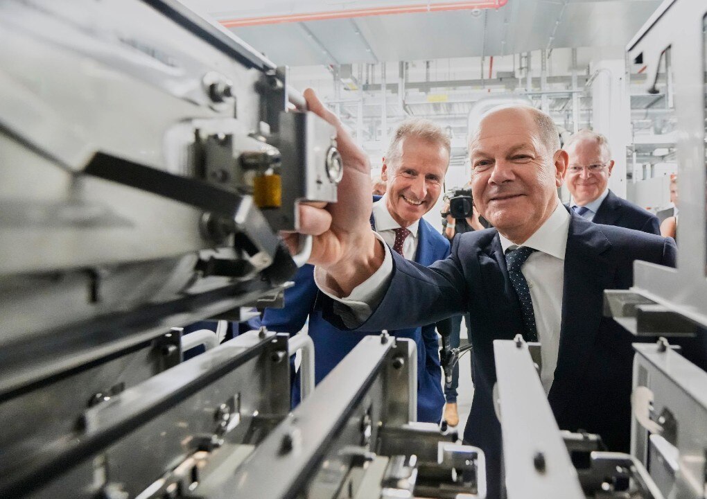 Volkswagen y Mercedes Benz fabricarán en Canadá baterías para sus autos