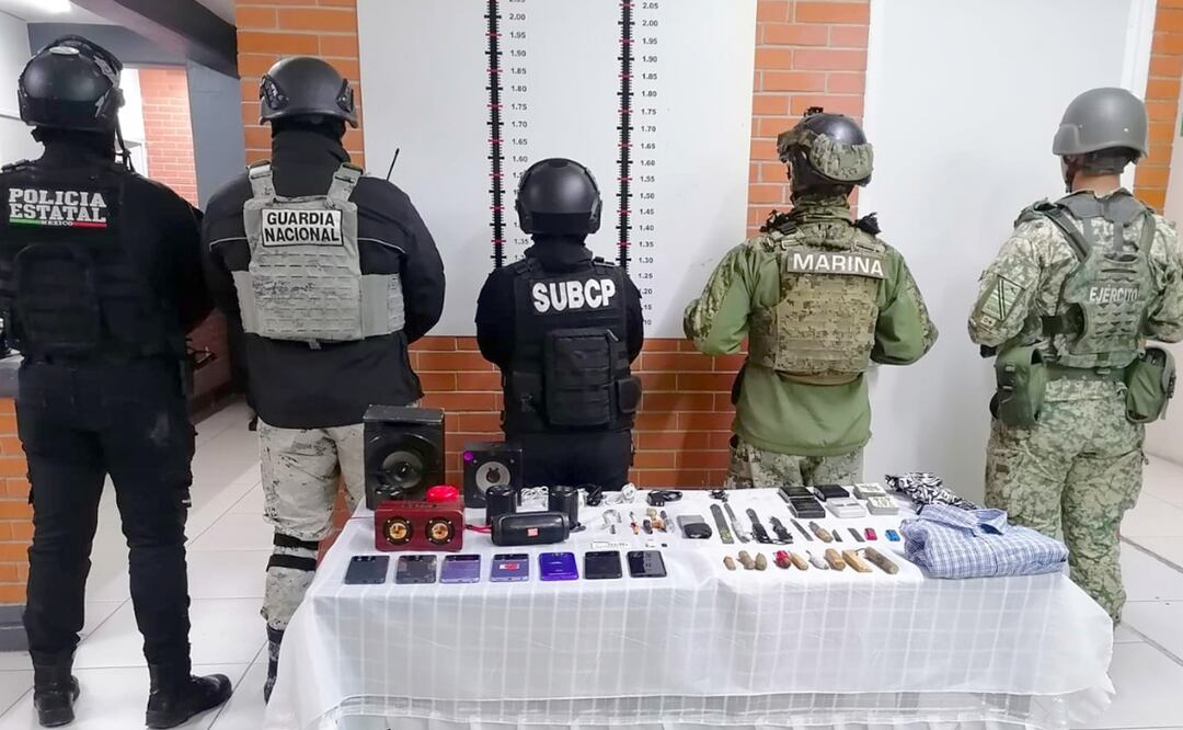 Se aseguraron objetos punzocortantes, equipos telefónicos, herramientas hechizas y posible droga | Foto: SSP.
