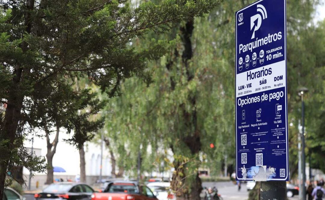 Todos los vehículos estacionados en zona de parquímetros deben tener placas | Foto: Agencia Es Imagen para El Universal Puebla