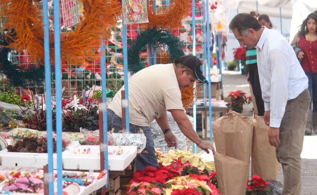 Diversas instituciones compran regalos navideños, que incluyen la entrega de nochebuenas y otros obsequios | Foto: Agencia Es Imagen para El Universal Puebla