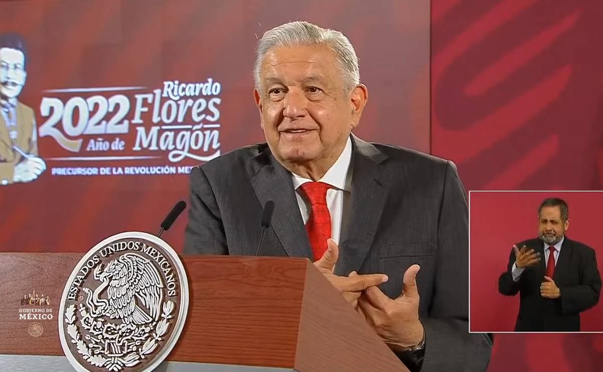AMLO da visto bueno para que se vendan tlayudas, doraditas y tlacoyos en el AIFA