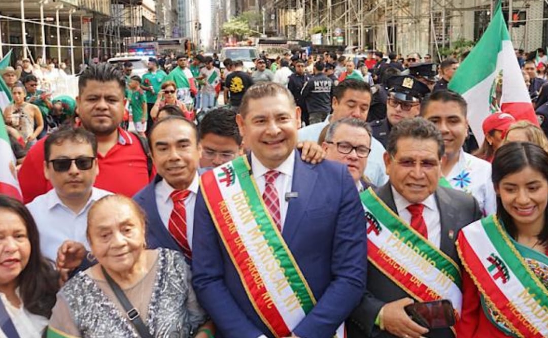 El gobernador Alejandro Armenta anunció que su administración duplicará el apoyo para la organización del "Mexican Day Parade" en Nueva York, por lo que recibirán 3 mil dólares | Foto: Gobierno del Estado.