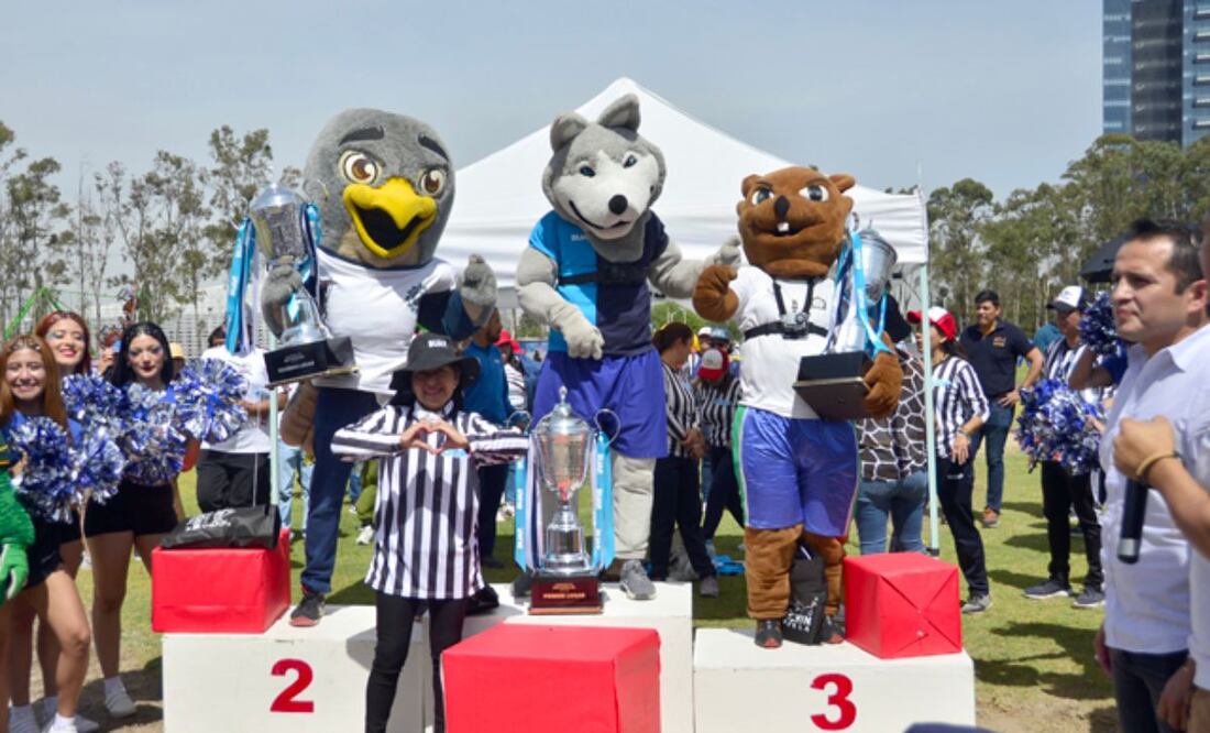 Lilia Cedillo asistió a este festejo y dio el banderazo de salida de una carrera en la Preparatoria 2 de Octubre | Foto: BUAP