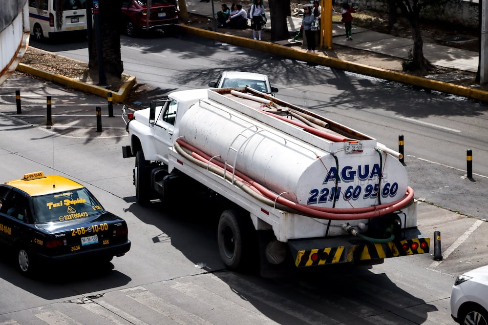 La demanda de pipas de agua se ha incrementado en los últimos días | Foto: EsImagen