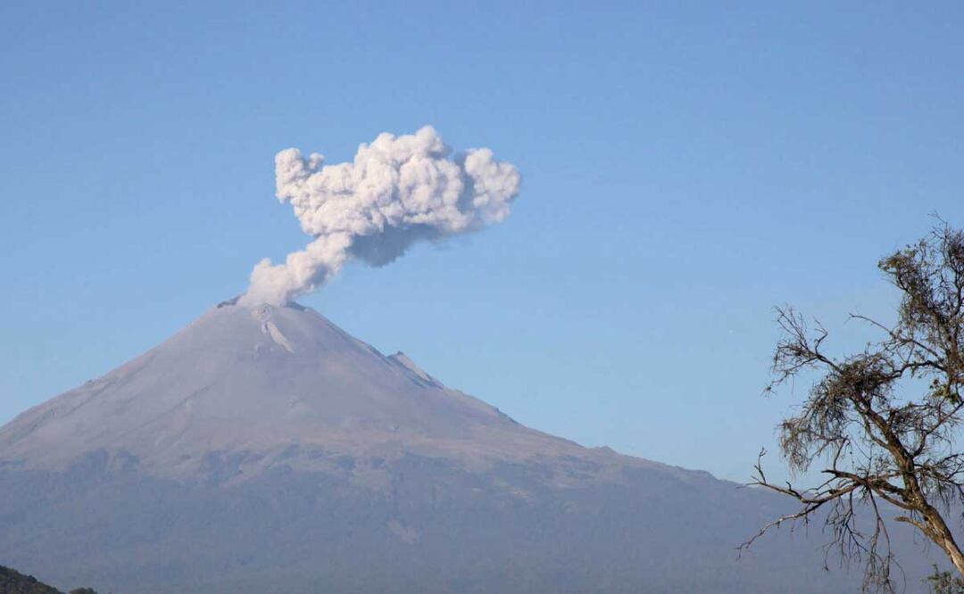 La Coordinación Nacional de Protección Civil llamó a no rebasar los límites de seguridad del Popocatépetl | Foto: Agencia Es Imagen